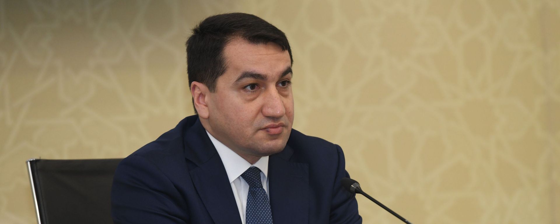Помощник Президента Азербайджана - заведующий отделом по вопросам внешней политики Хикмет Гаджиев - Sputnik Азербайджан, 1920, 18.09.2020