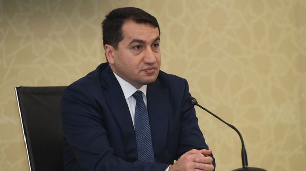 Помощник Президента Азербайджана - заведующий отделом по вопросам внешней политики Хикмет Гаджиев - Sputnik Азербайджан