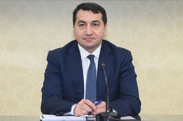 Помощник Президента Азербайджана - заведующий отделом по вопросам внешней политики Хикмет Гаджиев - Sputnik Азербайджан