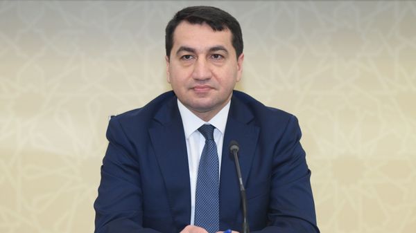 Помощник Президента Азербайджана - заведующий отделом по вопросам внешней политики Хикмет Гаджиев - Sputnik Азербайджан