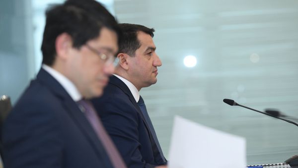 Помощник Президента Азербайджана - заведующий отделом по вопросам внешней политики Хикмет Гаджиев - Sputnik Азербайджан