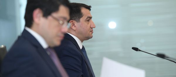 Помощник Президента Азербайджана - заведующий отделом по вопросам внешней политики Хикмет Гаджиев - Sputnik Азербайджан