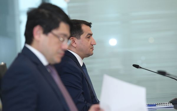 Помощник Президента Азербайджана - заведующий отделом по вопросам внешней политики Хикмет Гаджиев - Sputnik Азербайджан