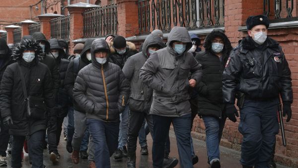 Очередь мигрантов у здания Управления Федеральной миграционной службы России (УФМС), фото из архива - Sputnik Азербайджан