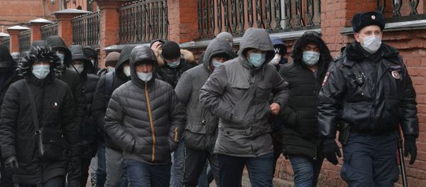 Очередь мигрантов у здания Управления Федеральной миграционной службы России (УФМС), фото из архива - Sputnik Азербайджан