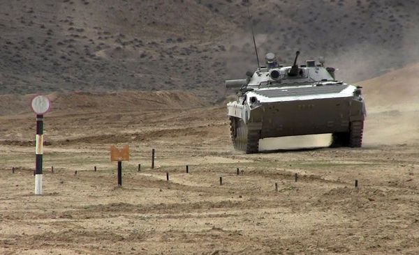 Экипажи БМП азербайджанской армии оказались в условиях трудной проходимости - видео - Sputnik Азербайджан