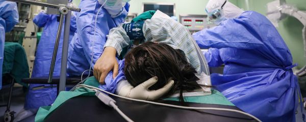 Зараженная коронавирусом беременная женщина в операционной Зараженная коронавирусом беременная женщина в операционной - Sputnik Азербайджан