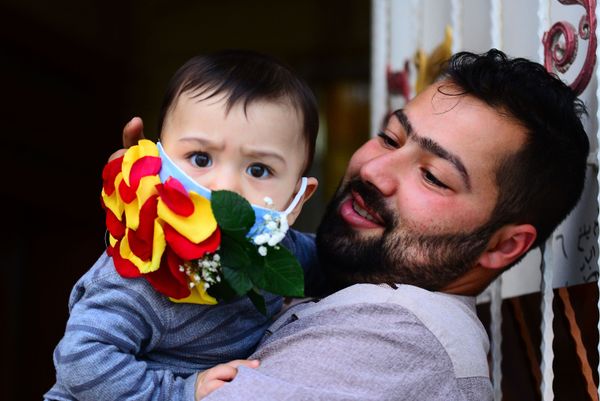 A child is seen wearing a mask embellished with petals in the central Iraqi holy city of Najaf on March 21, 2020 amid the COVID-19 coronavirus pandemic.  - Sputnik Азербайджан