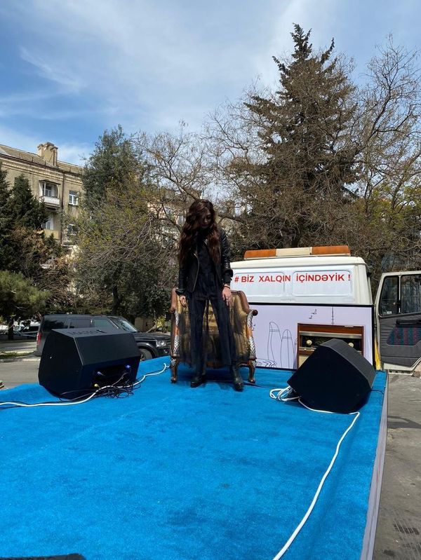 Азербайджанские звезды забираются на эвакуаторы, чтобы скрасить карантинные будни - Sputnik Азербайджан