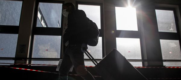 Пассажир с багажом в аэропорту, фото из архива - Sputnik Азербайджан