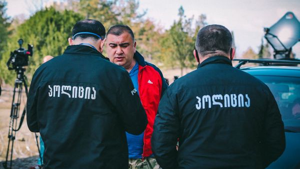 Сотрудники патрульной полиции проверяют документы у жителей на блокпосту в Марнеули - Sputnik Азербайджан