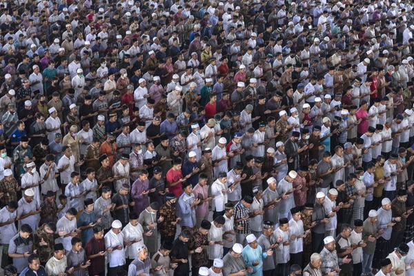 Мусульмане во время пятничной молитвы в мечети в первый день священного месяца Рамадана в Локсеумаве, Индонезия - Sputnik Азербайджан