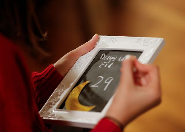 Lina Alkabra, 13, writes a countdown to the celebration of Eid, on the first day of Ramadan, which the family usually spends with other relatives, during the coronavirus disease (COVID-19) outbreak in Bellevue, Washington, U.S. April 24, 2020. Picture taken April 24, 2020.   - Sputnik Азербайджан