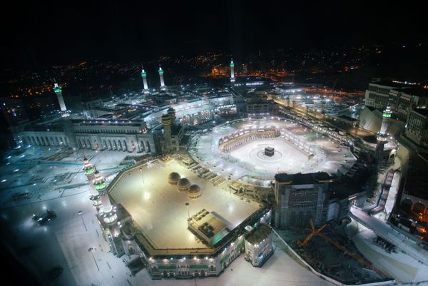 An aerial view of deserted Grand Mosque on the first day of the holy month of Ramadan during the outbreak of the coronavirus disease (COVID-19), in the holy city of Mecca, Saudi Arabia April 24, 2020. Picture taken through a window. - Sputnik Азербайджан