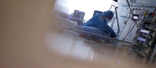 Пациент с COVİD-19 в отделение реанимации и интенсивной терапии, фото из архива - Sputnik Азербайджан