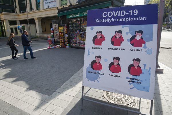 Табло с надписью COVID-19 в Баку - Sputnik Азербайджан