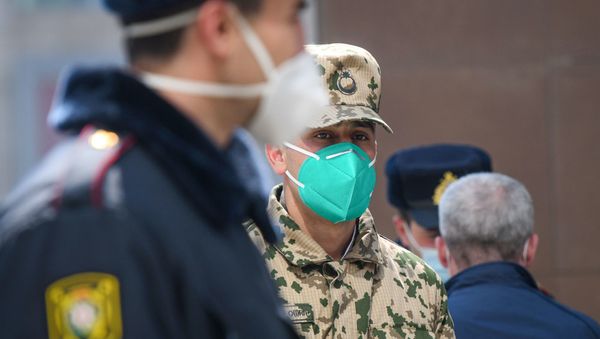 Военнослужащий и сотрудник полиции в медицинских масках на улицах Баку - Sputnik Азербайджан