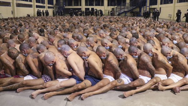 In this photo released by the El Salvador Presidency Press Office, inmates are lined up during a security operation under the watch of police at the Izalco prison in San Salvador - Sputnik Азербайджан