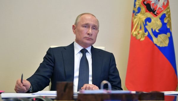  Президент РФ Владимир Путин проводит в режиме видеоконференции совещание - Sputnik Азербайджан