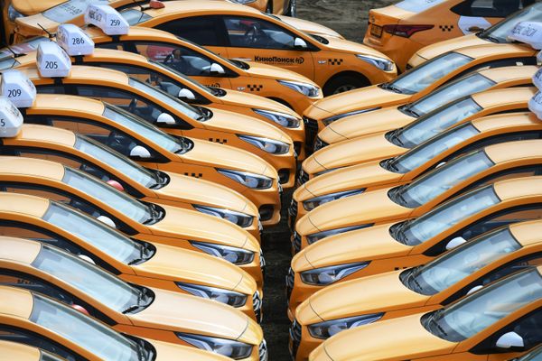 Стоянка автомобилей службы Яндекс.Такси - Sputnik Азербайджан
