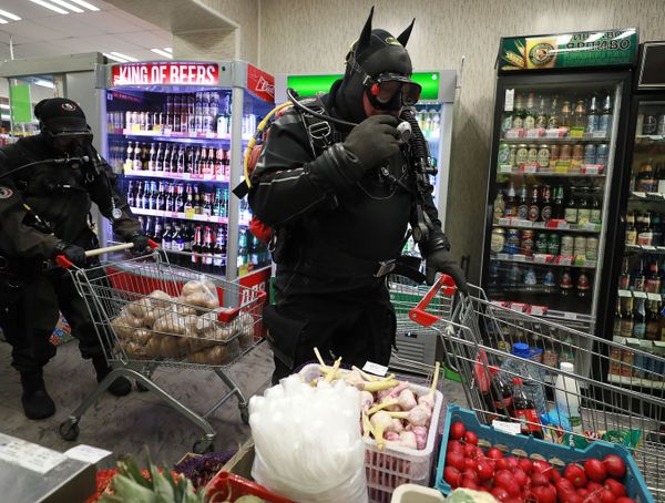 Участники флэшмоба дайверов в продуктовом магазине в Твери - Sputnik Азербайджан