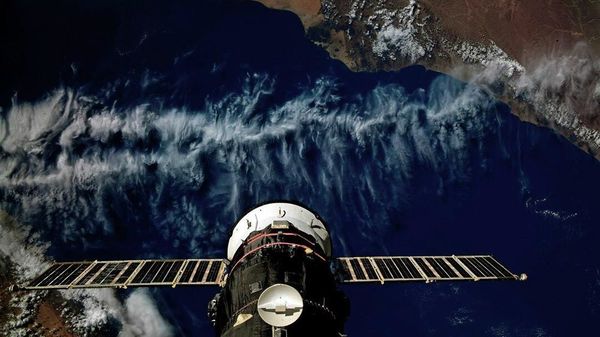 Грузовой корабль Прогресс МС-13, пристыкованный к Международной космической станции, пролетает над Йеменом - Sputnik Азербайджан