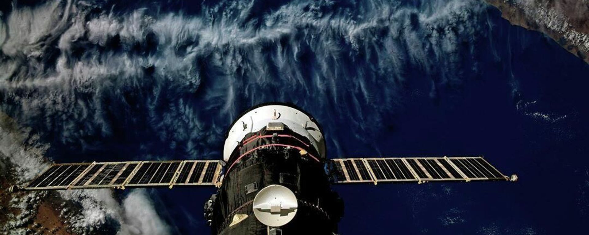 Грузовой корабль Прогресс МС-13, пристыкованный к Международной космической станции, пролетает над Йеменом - Sputnik Азербайджан, 1920, 05.03.2021