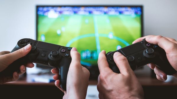 Люди играющие в игру-симулятор футбола - Sputnik Азербайджан