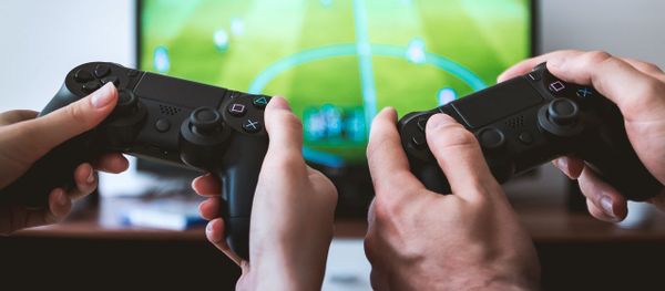 Люди играющие в игру-симулятор футбола - Sputnik Азербайджан