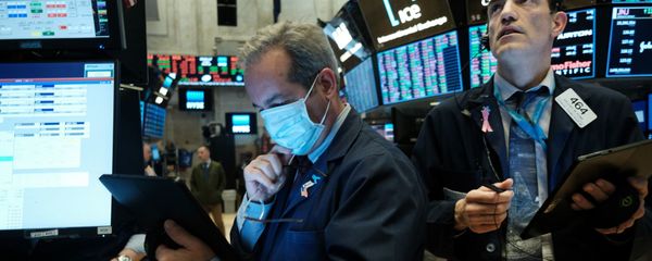 Трейдеры во время работы на Фондовой бирже в Нью-Йорке, фото из архива - Sputnik Азербайджан