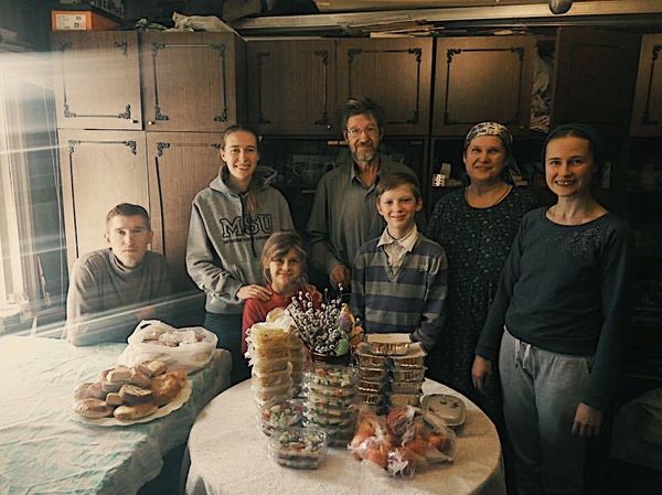 Сытый карантин: азербайджанский ресторатор помогает пенсионерам и семьям врачей в России - Sputnik Азербайджан