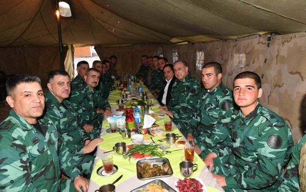 Заведующий отделом по военным вопросам Администрации генерал-полковник Магеррам Алиев и начальник Госпогранслужбы Эльчин Гулиев - Sputnik Азербайджан