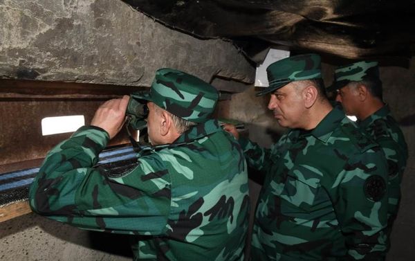 Заведующий отделом по военным вопросам Администрации генерал-полковник Магеррам Алиев и начальник Госпогранслужбы Эльчин Гулиев - Sputnik Азербайджан