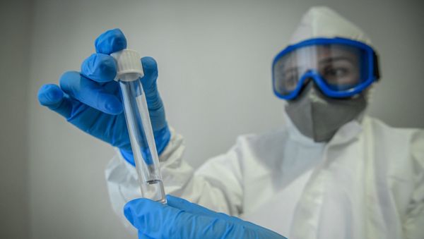  Koronavirus testi aparan tibb işçisi - Sputnik Азербайджан