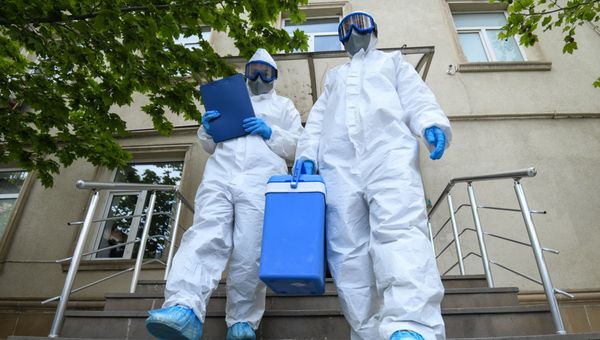 Koronavirus testi aparan tibb işçisi Koronavirus testi aparan tibb işçisi - Sputnik Азербайджан