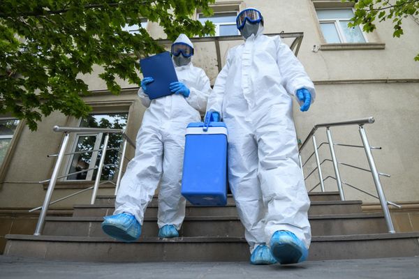 Koronavirus testi aparan tibb işçisi  - Sputnik Азербайджан