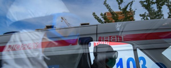 Бригада скорой помощи в защитных костюмах в Баку - Sputnik Азербайджан
