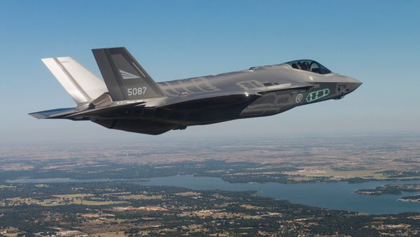 Истребитель-бомбардировщик пятого поколения F-35 - Sputnik Азербайджан