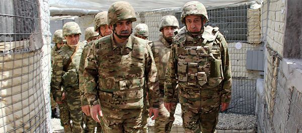 General-polkovnik Məhərrəm Əliyev və Müdafiə naziri general-polkovnik Zakir Həsənov ön xətdə yerləşən hərbi hissələrdə - Sputnik Азербайджан