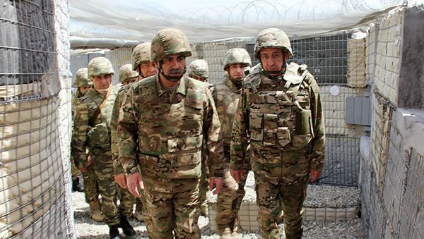 General-polkovnik Məhərrəm Əliyev və Müdafiə naziri general-polkovnik Zakir Həsənov ön xətdə yerləşən hərbi hissələrdə - Sputnik Азербайджан