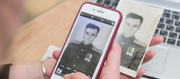 Жительница Москвы заполняет заявку для участия в акции Бессмертный полк онлайн - Sputnik Азербайджан