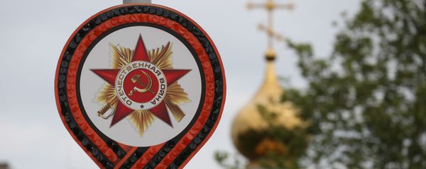 Баннер, посвященный 75-летию победы в Великой Отечественной войне, на улице в Краснодаре - Sputnik Азербайджан