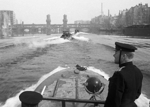 Отряд полуглиссеров Днепровской военной флотилии на реке Шпрее, 1945 год - Sputnik Азербайджан