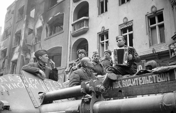Советские солдаты слушают баян на улицах Берлина, 1945 год - Sputnik Азербайджан