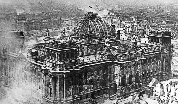 Знамя Победы над рейхстагом, 1 мая 1945 года - Sputnik Азербайджан