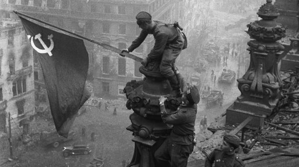 Знамя Победы над Рейхстагом в Берлине, 1945 год - Sputnik Азербайджан
