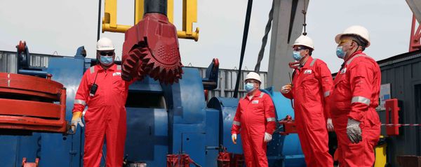Бурение новой скважины на газоконденсатном месторождении Умид - Sputnik Азербайджан
