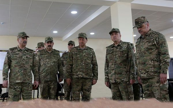 Генерал-полковник Магеррам Алиев и министр обороны генерал-полковник в воинской части в прифронтовой зоне - Sputnik Азербайджан