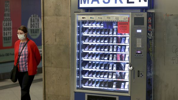 Автомат по продаже медицинских масок, фото из архива - Sputnik Азербайджан