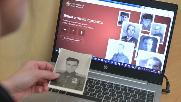Жительница Москвы заполняет заявку для участия в акции Бессмертный полк онлайн  - Sputnik Азербайджан